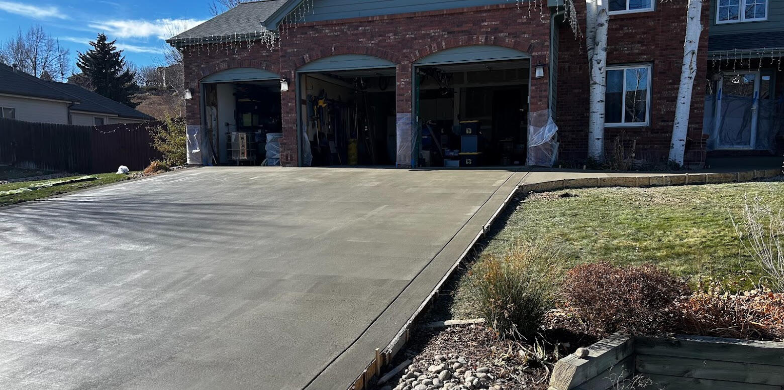 Large concrete driveway in Fort Collins, Colorado with a smooth broom finish, designed for strength and everyday use